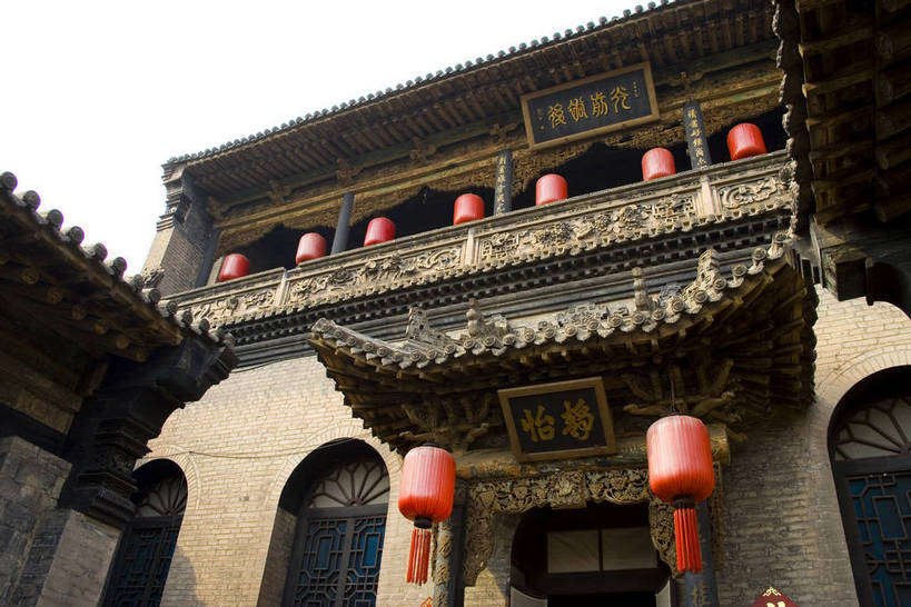 横图,彩色,室外,白天,旅游,建筑,中国,亚洲,木制,彩绘,灯笼,雕刻,书法,瓦片,庭院,屋顶,文化遗产,古城,历史,红灯笼,木刻,民居,古代,木制品,摄影,天井,中国文化,东亚,山西,山西省,清朝,砖雕,中华人民共和国,华北地区,晋,晋中,晋中市,古远,古代文明,乔家大院,彩图,旅行,目的地,传统文化,祁县,祁县民俗博物馆,bj174