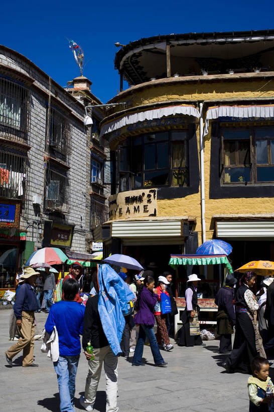 人群,竖图,室外,白天,购物,商务,道路,建筑,街道,路,公路,中国,亚洲,风俗,民俗,遮阳伞,集市,交通,文化,买卖,拉萨,西藏,少数民族,民族,衣服,旅游胜地,金融,摄影,宗教,经济,大众,市集,中国文化,忙碌,群众,贸易,藏族,东亚,藏传佛教,八角街,中华人民共和国,八廓街,人民,马路,彩图,商业,中国少数民族,bj174