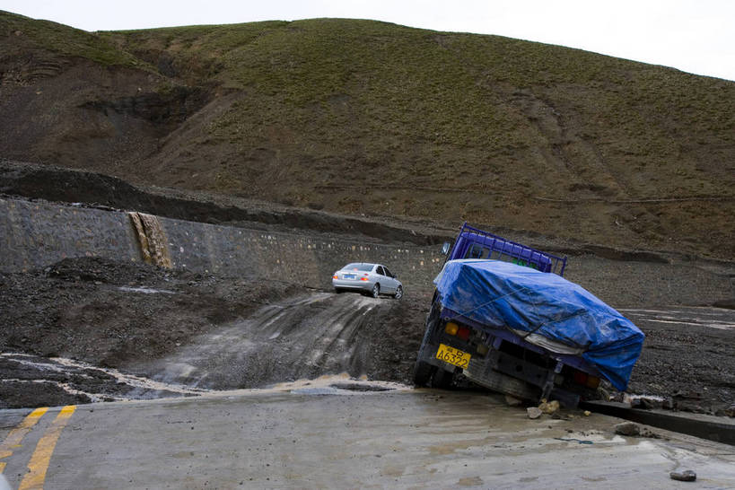 横图,室外,白天,草地,草坪,植物,卡车,公路,中国,亚洲,清澈,稻草,山峦,碎石,西藏,车,草,绿色,天空,自然,天,旅游胜地,摄影,抛锚,东亚,翻车,中华人民共和国,明澈,清彻,清亮,彩图,草甸,bj174