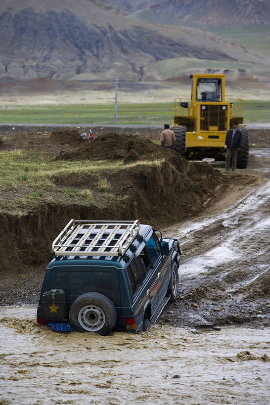 竖图,室外,白天,草地,草坪,植物,卡车,中国,亚洲,清澈,水流,稻草,山峦,西藏,车,草,绿色,天空,自然,天,旅游胜地,摄影,泥泞,抛锚,塌陷,东亚,中华人民共和国,洪水,明澈,清彻,清亮,彩图,草甸,bj174