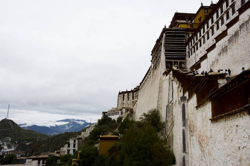 横图,室外,白天,神秘,名胜古迹,建筑,布达拉宫,中国,亚洲,朝拜,地砖,房屋,历史,文化,拉萨,西藏,少数民族,民族,古代,祈祷,金色,旅游胜地,摄影,宗教,佛教,东亚,佛陀,藏传佛教,世界文化遗产,中华人民共和国,崇拜,古远,彩图,中国少数民族,bj174