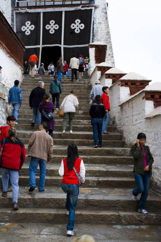 竖图,室外,白天,神秘,名胜古迹,建筑,布达拉宫,中国,亚洲,游人,朝拜,节日,地砖,房屋,历史,文化,拉萨,西藏,台阶,古代,祈祷,祈福,健康,金色,旅游胜地,许愿,摄影,宗教,佛教,信仰,纪念,祈求,东亚,佛陀,藏传佛教,中华人民共和国,崇拜,古远,平安,彩图,bj174