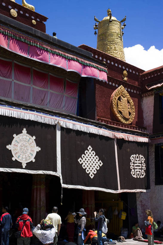 宫殿,竖图,室外,白天,旅游,度假,神秘,名胜古迹,标志建筑,地标,建筑,旗帜,中国,亚洲,游人,朝拜,遗迹,房屋,古迹,历史,文化,文物,娱乐,建设,传统,古建筑,金顶,拉萨,西藏,经幡,少数民族,民族,古代,祈祷,享受,休闲,旅游胜地,放松,摄影,宗教,佛教,宫廷,经书,藏,古文明,东亚,佛陀,西藏自治区,藏传佛教,八角街,首府,中华人民共和国,大昭寺,西南地区,藏文,拉萨市,王宫,古远,八廓街,朝圣者,彩图,皇宫,庙,中国少数民族,bj174