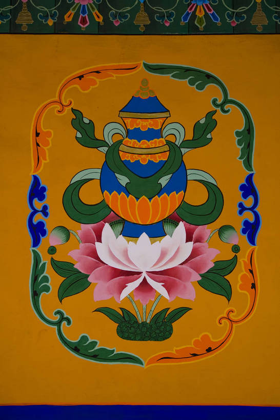 宫殿,竖图,室外,白天,旅游,度假,绘画,神秘,名胜古迹,标志建筑,地标,建筑,中国,亚洲,朝拜,遗迹,艺术,装饰,房屋,墙,古迹,历史,文化,文物,娱乐,建设,传统,古建筑,拉萨,西藏,少数民族,民族,壁画,墙壁,墙面,古代,祈祷,享受,休闲,旅游胜地,放松,摄影,宗教,佛教,华丽,修饰,点缀,宫廷,经书,藏,古文明,东亚,油彩,佛陀,西藏自治区,藏传佛教,唐卡,八角街,首府,中华人民共和国,大昭寺,西南地区,衬托,美观,雅致,雅观,拉萨市,王宫,古远,八廓街,画画,彩图,皇宫,庙,唐嘎,唐喀,中国少数民族,唐卡壁画,bj174