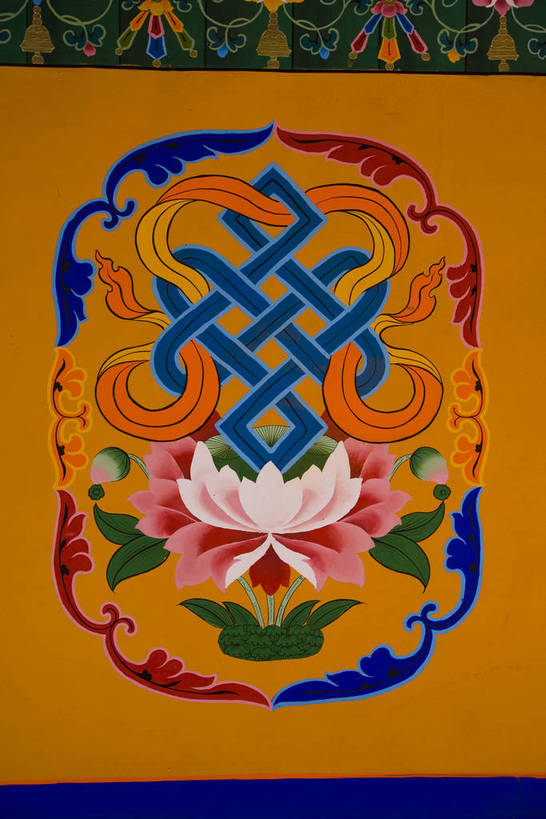 宫殿,竖图,室外,白天,旅游,度假,绘画,神秘,名胜古迹,标志建筑,地标,建筑,中国,亚洲,朝拜,遗迹,艺术,装饰,房屋,墙,古迹,历史,文化,文物,娱乐,建设,传统,古建筑,拉萨,西藏,少数民族,民族,壁画,墙壁,墙面,古代,祈祷,享受,休闲,旅游胜地,放松,摄影,宗教,佛教,华丽,修饰,点缀,宫廷,经书,藏,古文明,东亚,油彩,佛陀,西藏自治区,藏传佛教,唐卡,八角街,首府,中华人民共和国,大昭寺,西南地区,衬托,美观,雅致,雅观,拉萨市,王宫,古远,八廓街,画画,彩图,皇宫,庙,唐嘎,唐喀,中国少数民族,唐卡壁画,bj174