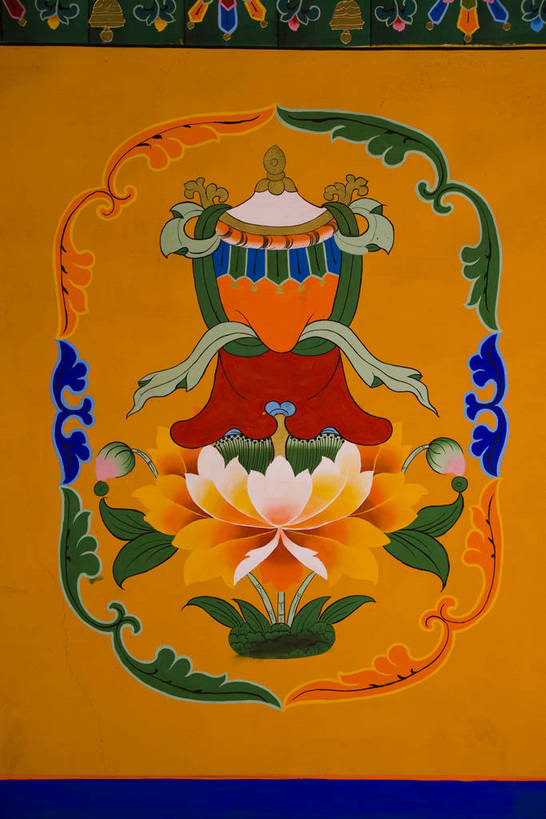 宫殿,竖图,室外,白天,旅游,度假,绘画,神秘,名胜古迹,标志建筑,地标,建筑,中国,亚洲,朝拜,遗迹,艺术,装饰,房屋,墙,古迹,历史,文化,文物,娱乐,建设,传统,古建筑,拉萨,西藏,少数民族,民族,壁画,墙壁,墙面,古代,祈祷,享受,休闲,旅游胜地,放松,摄影,宗教,佛教,华丽,修饰,点缀,宫廷,经书,藏,古文明,东亚,油彩,佛陀,西藏自治区,藏传佛教,唐卡,八角街,首府,中华人民共和国,大昭寺,西南地区,衬托,美观,雅致,雅观,拉萨市,王宫,古远,八廓街,画画,彩图,皇宫,庙,唐嘎,唐喀,中国少数民族,唐卡壁画,bj174