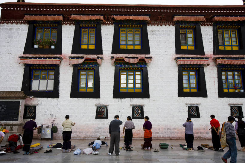宫殿,横图,室外,白天,旅游,度假,神秘,名胜古迹,标志建筑,地标,建筑,中国,亚洲,朝拜,节日,遗迹,房屋,古迹,历史,文化,文物,娱乐,建设,传统,古建筑,拉萨,西藏,少数民族,民族,古代,祈祷,祈福,享受,休闲,健康,旅游胜地,放松,许愿,摄影,宗教,佛教,信仰,纪念,大众,祈求,宫廷,经书,群众,藏,藏族,古文明,东亚,佛陀,西藏自治区,藏传佛教,八角街,首府,中华人民共和国,大昭寺,西南地区,拉萨市,王宫,古远,八廓街,磕头,朝圣者,人民,平安,彩图,皇宫,庙,中国少数民族,叩拜,bj174