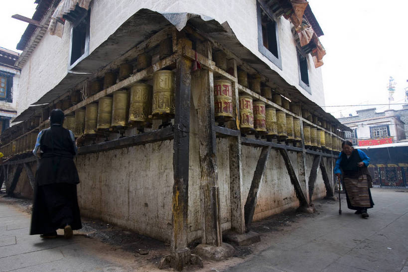 横图,室外,白天,技术,名胜古迹,建筑,路,中国,亚洲,朝拜,节日,艺术,艺术品,集市,历史,文化,西藏,少数民族,民族,古代,老人,祈祷,健康,旅游胜地,许愿,摄影,宗教,佛教,信仰,纪念,技巧,大众,祈求,手艺,群众,藏族,东亚,转经筒,佛陀,藏传佛教,藏族服饰,转经轮,法轮,国粹,八角街,中华人民共和国,手工艺,玛尼轮,释教,古远,技能,技艺,八廓街,朝圣者,人民,平安,彩图,经轮,玛尼解脱轮,祈祷轮,妙技,中国少数民族,bj174