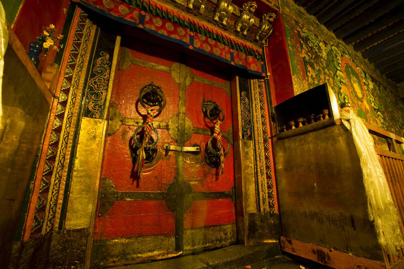 横图,夜晚,名胜古迹,门,建筑,照明,中国,亚洲,门闩,集市,历史,文化,拉萨,西藏,少数民族,民族,古代,虔诚,旅游胜地,摄影,宗教,东亚,藏传佛教,八角街,中华人民共和国,古远,八廓街,磕头,朝圣者,彩图,中国少数民族,叩拜,bj174