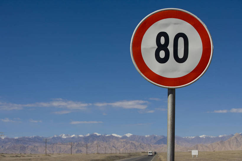 横图,室外,白天,沙漠,山脉,道路,高速公路,中国,亚洲,清澈,土地,土壤,杂草,天空,自然,天,旅游胜地,摄影,标志牌,东亚,青海,中华人民共和国,砂石,明澈,清彻,清亮,彩图,bj174