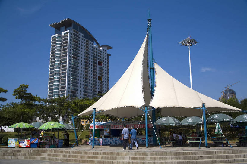 横图,室外,白天,旅游,度假,沙滩,城市风光,城市,建筑,路,摩天大楼,大连,中国,亚洲,遮阳伞,海边,娱乐,现代化,享受,休闲,旅游胜地,摩天大厦,放松,摄影,东亚,辽宁,中华人民共和国,海滨浴场,海,彩图,海滨城市,bj174