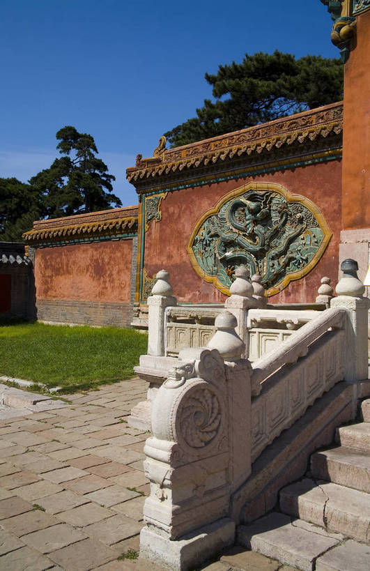 竖图,室外,白天,石头,建筑,雕塑,中国,亚洲,龙,地砖,雕像,房屋,墙,历史,古代,黄色,红色,墓地,金色,旅游胜地,摄影,坟墓,陵墓,坟场,东亚,辽宁,沈阳,世界文化遗产,中华人民共和国,古远,彩图,北陵,清昭陵,bj174