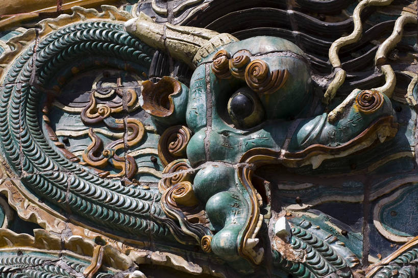 横图,室外,白天,石头,建筑,雕塑,中国,亚洲,龙,地砖,雕像,房屋,墙,历史,古代,黄色,红色,墓地,金色,旅游胜地,摄影,坟墓,陵墓,坟场,东亚,辽宁,沈阳,世界文化遗产,中华人民共和国,古远,彩图,北陵,清昭陵,bj174