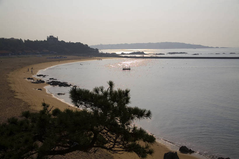 游泳,人群,横图,室外,白天,旅游,度假,沙滩,建筑,青岛,中国,亚洲,游客,雕像,娱乐,山东,阳光,享受,休闲,旅游胜地,摩天大厦,放松,摄影,海滨,东亚,中华人民共和国,海,旅游者,彩图,bj174