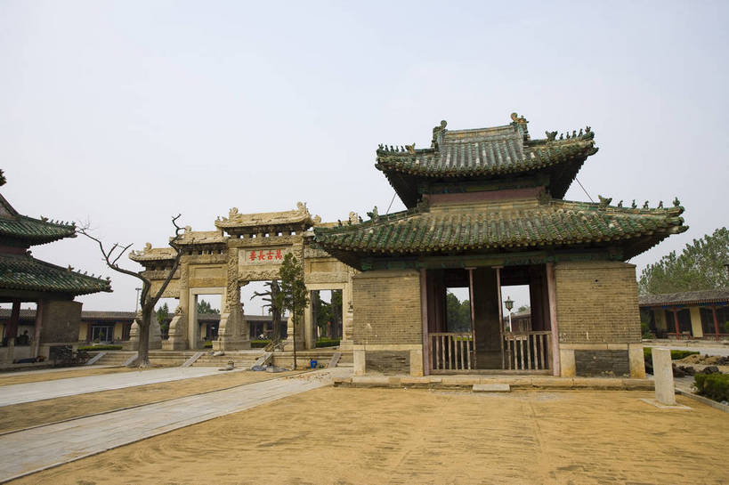 横图,彩色,室外,白天,旅游,度假,名胜古迹,标志建筑,地标,建筑,中国,遗迹,图片,文化遗产,牌坊,牌楼,古迹,文物,娱乐,建设,古建筑,山东,树木,享受,休闲,旅游胜地,放松,摄影,古代建筑,中国文化,古文明,东亚,曲阜,孔子,旅行,孔林,传统文化,bj174