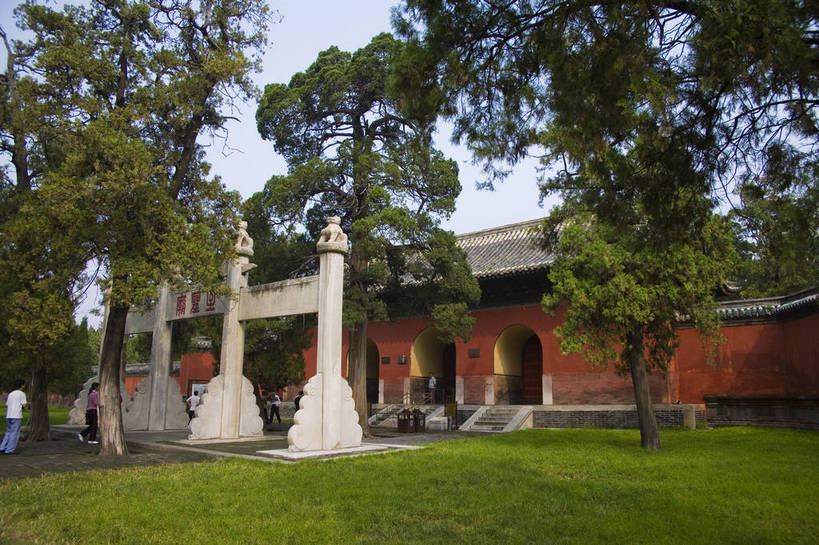 横图,彩色,室外,白天,旅游,度假,名胜古迹,标志建筑,地标,建筑,中国,遗迹,图片,文化遗产,牌坊,古迹,文物,娱乐,建设,古建筑,山东,树木,享受,休闲,汉字,旅游胜地,放松,摄影,古代建筑,中国文化,古文明,东亚,曲阜,旅行,孔林,传统文化,bj174