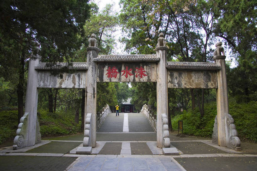 横图,彩色,室外,白天,旅游,度假,名胜古迹,标志建筑,地标,建筑,中国,遗迹,图片,文化遗产,牌坊,古迹,文物,娱乐,建设,古建筑,山东,树木,享受,休闲,汉字,旅游胜地,放松,摄影,古代建筑,中国文化,古文明,东亚,曲阜,旅行,孔林,传统文化,bj174