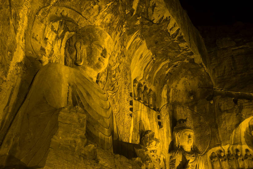 横图,彩色,室外,旅游,度假,名胜古迹,标志建筑,地标,建筑,夜景,龙门石窟,中国,亚洲,节日,遗迹,雕像,塑像,文化遗产,灯光,古迹,历史,文化,文物,娱乐,建设,佛,古建筑,建筑物,古代,祈祷,享受,休闲,健康,旅游胜地,放松,许愿,摄影,宗教,洞穴,佛教,信仰,纪念,祈求,文明,中国文化,石窟,古文明,东亚,龙门,中华人民共和国,河南省,洛阳,释教,古远,平安,彩图,旅行,传统文化,bj174