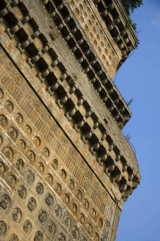 竖图,彩色,室外,白天,旅游,度假,名胜古迹,标志建筑,地标,建筑,雕塑,中国,亚洲,局部,遗迹,艺术,装饰,雕刻,雕像,浮雕,墙,亭子,文化遗产,铁塔,古迹,历史,文物,娱乐,建设,古建筑,建筑物,古代,工艺品,享受,休闲,旅游胜地,放松,竖,摄影,纪念,五颜六色,部分,美术,色彩斑斓,主题,五彩缤纷,陈列,古文明,东亚,中华人民共和国,功能,美学,五彩斑斓,河南省,洛阳,古远,五光十色,彩图,旅行,建筑结构,bj174