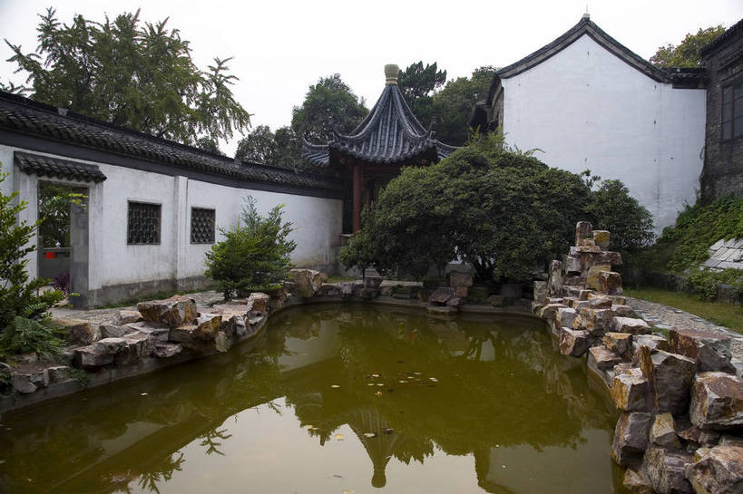 寺庙,横图,彩色,室外,白天,旅游,度假,名胜古迹,标志建筑,地标,建筑,中国,遗迹,图片,池塘,水池,建筑群,古典,古迹,文物,娱乐,建设,古建筑,江苏,享受,休闲,旅游胜地,放松,摄影,中国文化,古文明,东亚,镇江,旅行,游览,寺,传统文化,甘露寺,bj174