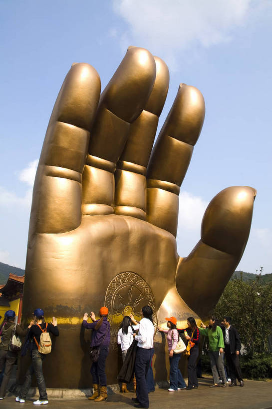 竖图,彩色,室外,白天,旅游,度假,喷泉,雕塑,中国,亚洲,风俗,清澈,雕像,佛像,塑像,图片,文化遗产,云,历史,娱乐,干净,传统,佛,灵山大佛,无锡,白云,蓝天,享受,休闲,放松,精神,竖,摄影,宗教,佛教,古代建筑,蓝,文明,中国文化,东亚,江苏省,中华人民共和国,制度,彩图,旅行,bj174