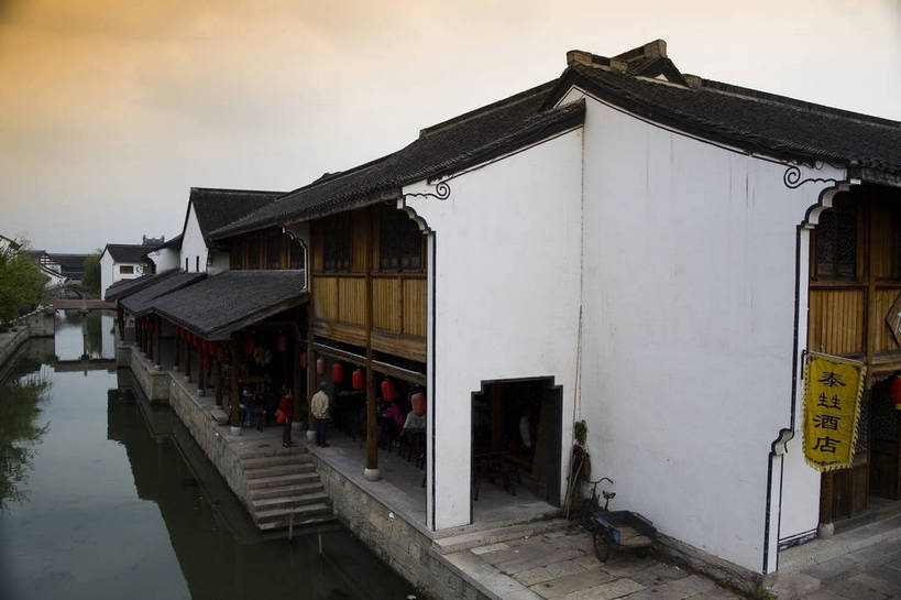 横图,彩色,室外,白天,旅游,度假,美景,名胜古迹,标志建筑,道路,地标,建筑,街道,路,公路,中国,亚洲,遗迹,民俗,图片,景观,小河,建筑群,交通,古典,古迹,文物,娱乐,建设,古建筑,浙江,浙江省,享受,休闲,旅游胜地,景色,放松,摄影,水乡,小镇,中国文化,古文明,东亚,绍兴,柯岩,中华人民共和国,华东地区,浙,绍兴市,镜湖,马路,旅行,传统文化,鲁镇,鉴湖,bj174