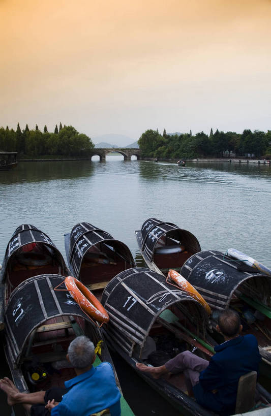 竖图,彩色,室外,白天,旅游,度假,湖,美景,名胜古迹,标志建筑,道路,地标,建筑,街道,路,公路,中国,亚洲,船夫,遗迹,民俗,图片,景观,建筑群,交通,渔船,古典,古迹,文物,娱乐,建设,古建筑,石桥,浙江,浙江省,享受,休闲,旅游胜地,景色,放松,竖,摄影,水乡,小镇,小桥,中国文化,古文明,东亚,绍兴,柯岩,中华人民共和国,华东地区,浙,绍兴市,镜湖,马路,旅行,传统文化,鲁镇,鉴湖,bj174