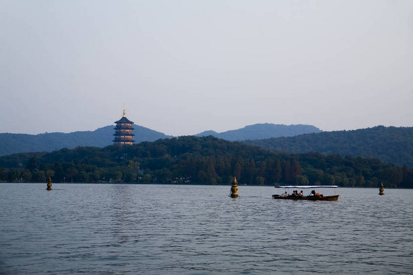 横图,彩色,室外,白天,旅游,度假,湖,名胜古迹,标志建筑,地标,建筑,西湖,中国,遗迹,图片,塔,古迹,文物,娱乐,建设,古建筑,浙江,游船,树木,湖水,享受,休闲,旅游胜地,放松,摄影,杭州,中国文化,自然风光,古文明,东亚,旅行,三潭印月,传统文化,bj174