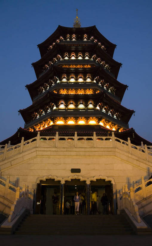 竖图,彩色,室外,白天,旅游,度假,名胜古迹,标志建筑,地标,建筑,西湖,中国,亚洲,遗迹,图片,文化遗产,古迹,文物,娱乐,建设,古建筑,台阶,浙江省,享受,休闲,旅游胜地,放松,竖,摄影,古代建筑,杭州,参观,古文明,东亚,雷峰塔,中华人民共和国,彩图,旅行,bj174