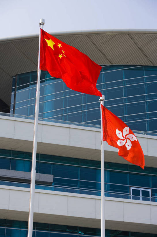 竖图,彩色,室外,白天,旅游,度假,名胜古迹,标志建筑,地标,建筑,旗帜,香港,中国,亚洲,繁华,遗迹,图片,建筑群,古迹,文物,娱乐,旗子,建设,现代,古建筑,现代建筑,维多利亚港,享受,休闲,旅游胜地,摩天大厦,放松,竖,摄影,港,紫荆花,国际会展中心,古文明,东亚,发展,维多利亚湾,香港特别行政区,港澳台,中华人民共和国,旌旗,旗号,繁荣,维多利亚,发达,维港,旗,彩图,港湾,高楼,海港,bj174