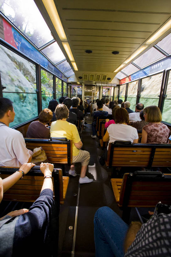 竖图,彩色,室外,白天,度假,美景,城市风光,城市,车站,香港,中国,亚洲,图片,景观,交通,娱乐,现代,列车,缆车,享受,休闲,景色,便捷,放松,竖,摄影,文明,东亚,发展,中华人民共和国,繁荣,发达,太平山,彩图,bj174