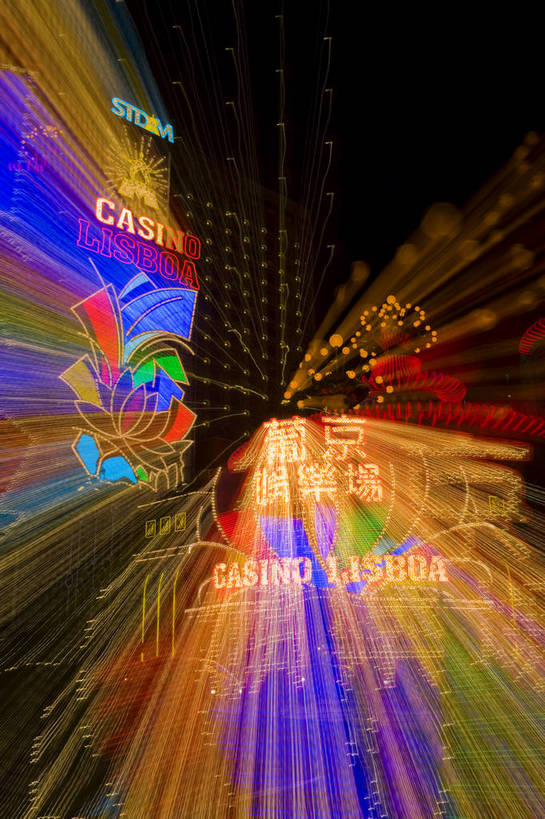 竖图,彩色,室外,夜晚,旅游,度假,名胜古迹,标志建筑,地标,建筑,夜景,澳门,中国,亚洲,游客,遗迹,图片,文化遗产,建筑群,豪华,古迹,文物,娱乐,建设,古建筑,葡京酒店,享受,休闲,旅游胜地,放松,竖,赌场,摄影,金碧辉煌,参观,古文明,东亚,中华人民共和国,繁荣,发达,彩图,旅行,新葡京酒店,bj174