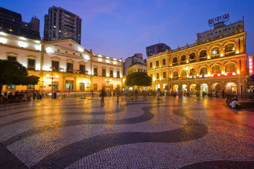 广场,横图,彩色,室外,夜晚,旅游,度假,美景,城市风光,城市,夜景,澳门,中国,亚洲,行人,游客,游人,阴影,光线,图片,影子,景观,建筑群,灯光,娱乐,路人,旅客,享受,休闲,闪耀,旅游胜地,景色,放松,摄影,闪烁,城市广场,欧式建筑,参观,灯火通明,东亚,港澳台,中华人民共和国,澳门特别行政区,澳,繁荣,闪动,闪灼,发达,过客,马路,旅游者,彩图,旅行,议事亭前地,bj174