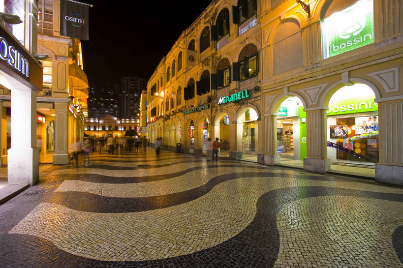 广场,横图,彩色,室外,夜晚,旅游,度假,名胜古迹,标志建筑,地标,建筑,路灯,夜景,澳门,中国,亚洲,行人,游客,游人,阴影,遗迹,光线,图片,影子,文化遗产,灯光,古迹,历史,文物,娱乐,建设,古建筑,路人,旅客,台阶,享受,休闲,闪耀,旅游胜地,放松,摄影,闪烁,欧式建筑,灯火通明,古文明,东亚,港澳台,中华人民共和国,澳门特别行政区,澳,闪动,闪灼,过客,旅游者,彩图,旅行,议事亭前地,bj174