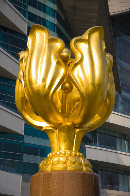 竖图,彩色,室外,白天,旅游,度假,美景,城市风光,城市,雕塑,香港,中国,亚洲,行人,游客,游人,艺术,装饰,雕刻,雕像,塑像,图片,景观,娱乐,路人,旅客,工艺品,享受,休闲,金色,旅游胜地,景色,放松,竖,摄影,纪念,美术,主题,参观,陈列,紫荆花,东亚,中华人民共和国,功能,美学,繁荣,发达,过客,旅游者,彩图,旅行,bj174