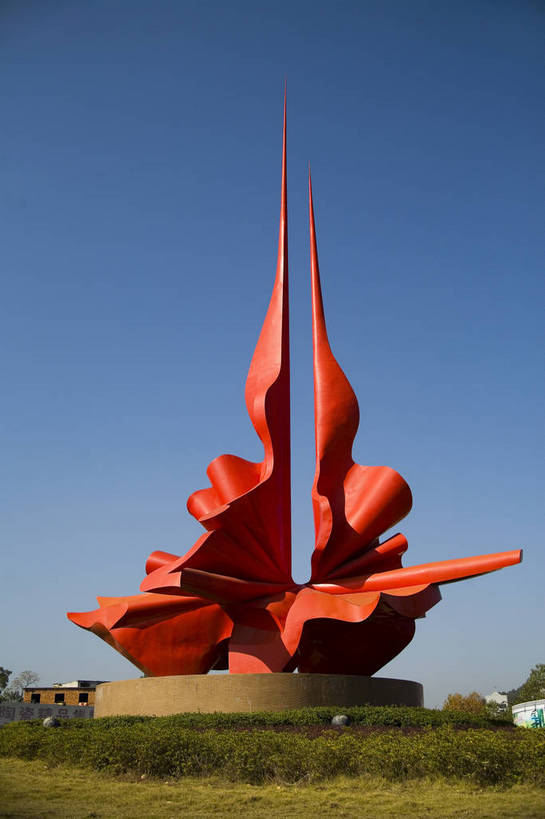 竖图,彩色,室外,白天,旅游,雕塑,中国,亚洲,风俗,艺术,装饰,造型,民俗,雕刻,雕像,塑像,图片,红色,蓝天,天空,工艺品,旅游胜地,竖,摄影,人文景观,纪念,美术,中国文化,主题,陈列,东亚,江西省,南昌,中华人民共和国,功能,美学,彩图,旅行,bj174