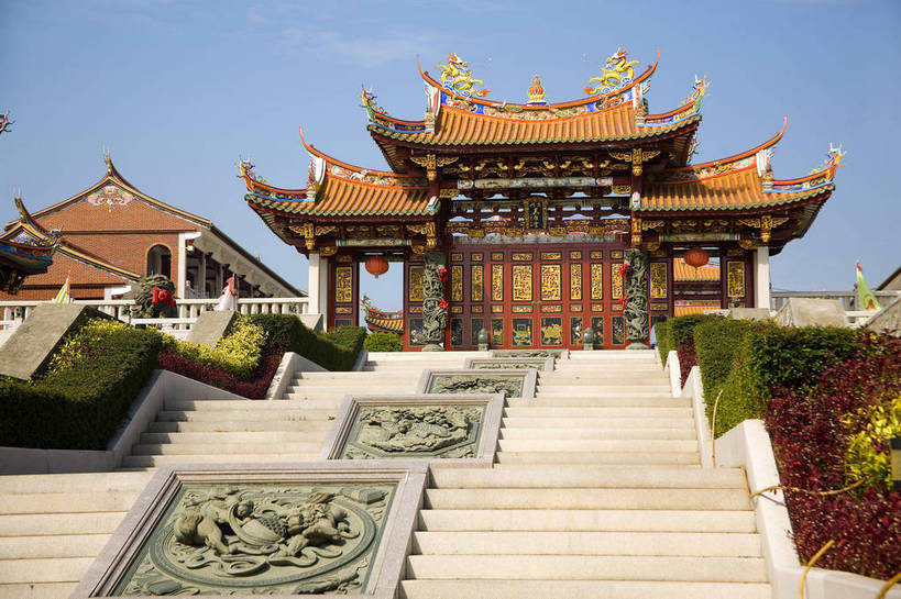 横图,彩色,室外,白天,旅游,度假,名胜古迹,门,标志建筑,地标,建筑,雕塑,澳门,中国,亚洲,遗迹,艺术,装饰,雕刻,雕像,图片,柱子,大门,阶梯,楼阁,文化遗产,牌楼,古迹,文物,娱乐,建设,古建筑,台阶,蓝天,天空,工艺品,享受,休闲,旅游胜地,放松,摄影,古代建筑,纪念,美术,中国文化,主题,陈列,古文明,东亚,妈祖庙,妈阁庙,中华人民共和国,功能,美学,彩图,旅行,飞檐,妈祖文化村,bj174