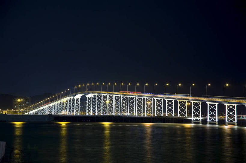 横图,彩色,室外,夜晚,旅游,度假,美景,名胜古迹,城市风光,标志建筑,城市,地标,建筑,霓虹灯,夜景,澳门,中国,亚洲,游客,阴影,繁华,遗迹,光线,图片,影子,景观,灯光,古迹,文物,娱乐,建设,古建筑,现代建筑,葡京酒店,享受,休闲,闪耀,旅游胜地,景色,放松,赌场,摄影,闪烁,中国文化,灯火通明,古文明,东亚,港澳台,中华人民共和国,澳门特别行政区,澳,繁荣,闪动,闪灼,发达,澳门半岛,彩图,旅行,葡京娱乐场,苏亚利斯博士大马路,富丽堂皇,澳门新葡京酒店,新葡京酒店,bj174