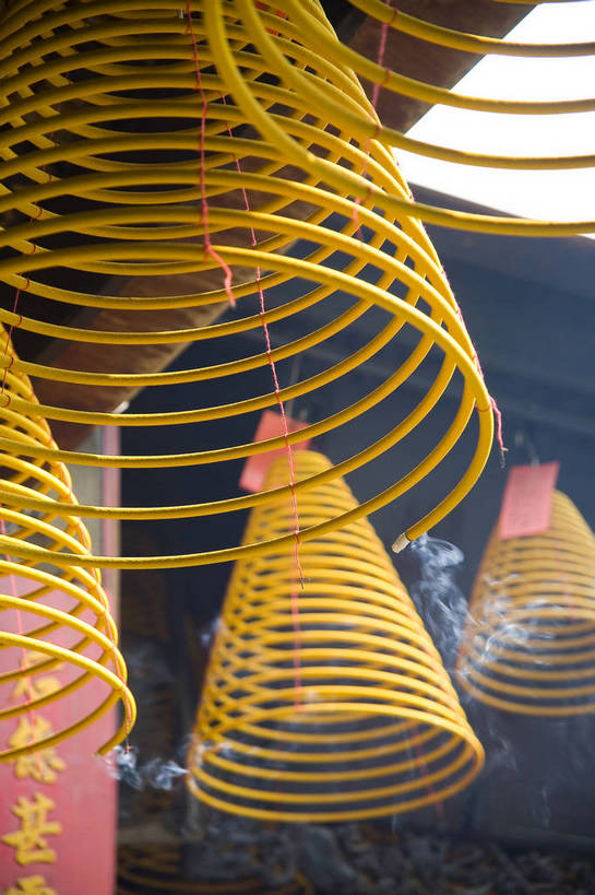 竖图,彩色,室内,白天,旅游,度假,名胜古迹,标志建筑,地标,建筑,澳门,中国,亚洲,遗迹,图片,文化遗产,古迹,文物,娱乐,建设,古建筑,虔诚,蓝天,天空,享受,休闲,旅游胜地,放松,竖,摄影,古代建筑,烧香,拜,中国文化,古文明,东亚,妈祖庙,妈阁庙,中华人民共和国,彩图,旅行,bj174