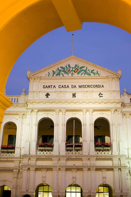 竖图,彩色,室外,白天,旅游,度假,名胜古迹,标志建筑,地标,建筑,澳门,中国,亚洲,行人,游客,游人,遗迹,图片,建筑群,古迹,文物,娱乐,建设,古建筑,路人,旅客,享受,休闲,旅游胜地,放松,竖,摄影,欧式建筑,古文明,东亚,中华人民共和国,过客,彩图,旅行,仁慈堂,bj174