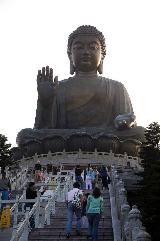 竖图,彩色,室外,白天,旅游,度假,名胜古迹,标志建筑,地标,建筑,雕塑,香港,中国,亚洲,行人,游客,游人,遗迹,雕像,佛像,塑像,图片,古迹,文物,娱乐,建设,古建筑,历史建筑,大佛,路人,旅客,享受,休闲,旅游胜地,放松,竖,摄影,参观,古文明,东亚,大屿山,天坛大佛,中华人民共和国,繁荣,发达,宝莲禅寺,过客,旅游者,彩图,旅行,bj174