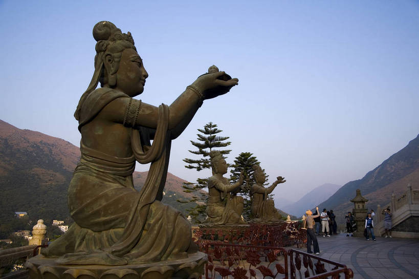 横图,彩色,室外,白天,旅游,度假,名胜古迹,标志建筑,地标,建筑,雕塑,香港,中国,亚洲,行人,游客,游人,遗迹,雕像,佛像,塑像,图片,古迹,文物,娱乐,建设,古建筑,历史建筑,大佛,路人,旅客,享受,休闲,旅游胜地,放松,摄影,参观,古文明,东亚,大屿山,天坛大佛,中华人民共和国,繁荣,发达,宝莲禅寺,过客,旅游者,彩图,旅行,bj174