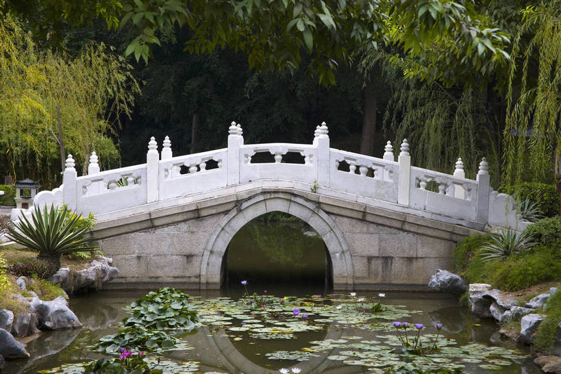 横图,彩色,室外,白天,旅游,度假,湖,美景,名胜古迹,树林,城市风光,标志建筑,城市,地标,建筑,雕塑,中国,亚洲,遗迹,艺术,装饰,灯笼,雕刻,雕像,牌匾,柱子,池塘,景观,文化遗产,建筑群,桥,古典,古迹,文物,娱乐,建设,传统,古建筑,石桥,特色,树,树木,荷花池,白云,蓝天,工艺品,湖水,天,享受,休闲,旅游胜地,景色,放松,摄影,古代建筑,纪念,美术,清新,主题,特殊,参观,陈列,古文明,东亚,广东,珠海,广东省,中华人民共和国,华南地区,功能,美学,粤,珠海市,幽静,特别,彩图,观光,旅行,门匾,飞檐,圆明新园,bj174