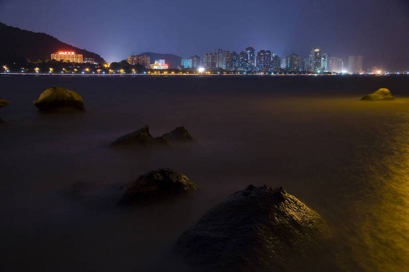 码头,横图,彩色,室外,旅游,度假,石头,美景,水,城市风光,城市,建筑,夜景,船,中国,亚洲,海岸,海边,景观,水边,灯光,渡船,交通,娱乐,现代,传统,特色,灯,绿地,天,享受,休闲,灿烂,闪耀,器皿,景色,放松,运输,摄影,居住,研磨,闪烁,臼杵,文明,特殊,参观,灯火通明,东亚,珠海,广东省,研杵,研钵,中华人民共和国,臼,珠海市,特别,交流,海滩,夜,彩图,观光,旅行,居住区,bj174