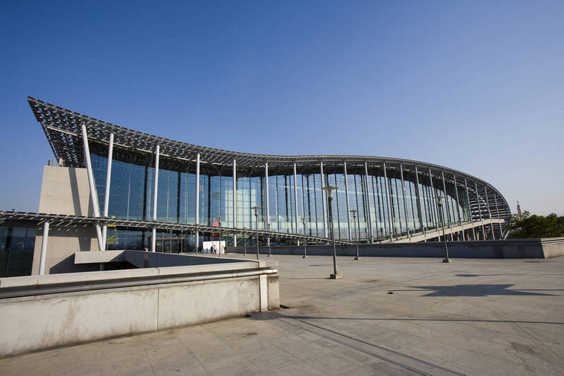 广场,横图,彩色,室外,白天,旅游,度假,美景,名胜古迹,城市风光,标志建筑,城市,大厦,地标,建筑,汽车,广州,中国,亚洲,遗迹,景观,古迹,文物,娱乐,建设,现代,古建筑,现代建筑,绿地,享受,休闲,旅游胜地,景色,放松,摄影,经济,展览,居住,文明,展览馆,参观,玻璃幕墙,国际会展中心,古文明,东亚,发展,广东省,中华人民共和国,广州市,繁荣,进步,发达,交流,彩图,观光,旅行,高楼,会场,居住区,广州国际会展中心,bj174