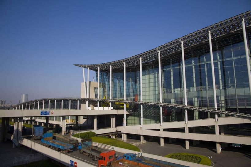 广场,横图,彩色,室外,白天,旅游,度假,美景,名胜古迹,城市风光,标志建筑,城市,大厦,地标,建筑,汽车,广州,中国,亚洲,遗迹,景观,古迹,文物,娱乐,建设,现代,古建筑,现代建筑,绿地,享受,休闲,旅游胜地,景色,放松,摄影,经济,展览,居住,文明,展览馆,参观,玻璃幕墙,国际会展中心,古文明,东亚,发展,广东省,中华人民共和国,广州市,繁荣,进步,发达,交流,彩图,观光,旅行,高楼,会场,居住区,广州国际会展中心,bj174