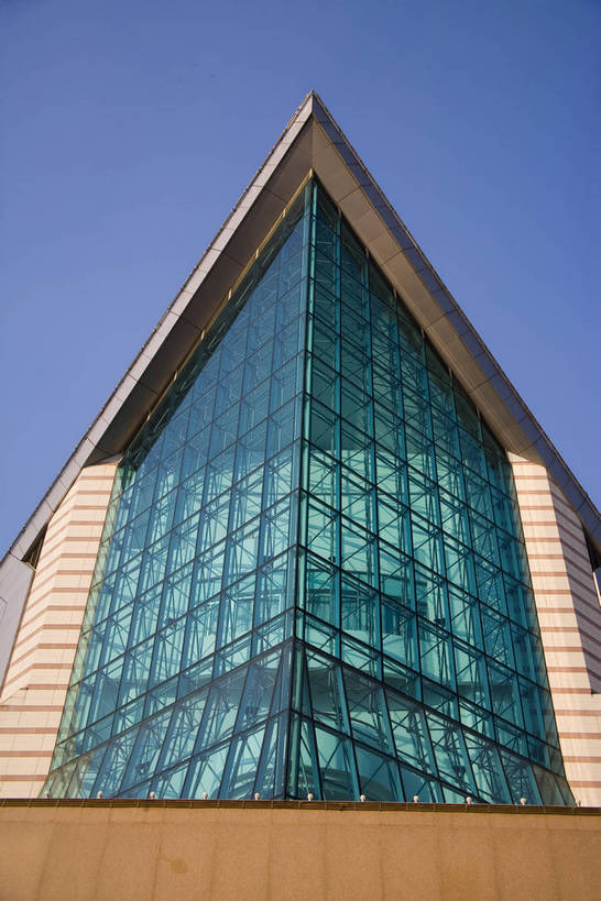 音乐家,音乐厅,广场,竖图,彩色,室外,白天,旅游,度假,美景,名胜古迹,城市风光,标志建筑,城市,大厦,地标,建筑,雕塑,广州,中国,亚洲,遗迹,艺术,景观,辽阔,音乐,古迹,文物,娱乐,建设,现代,古建筑,特色,绿地,天,享受,休闲,广阔,展示,旅游胜地,景色,放松,竖,摄影,生活方式,经济,居住,公共设施,矗立,美好,文明,特殊,耸立,参观,古文明,东亚,发展,广东省,城区,星海音乐厅,中华人民共和国,广州市,挺立,繁荣,进步,发达,特别,交流,彩图,观光,旅行,高楼,居住区,冼星海,bj174