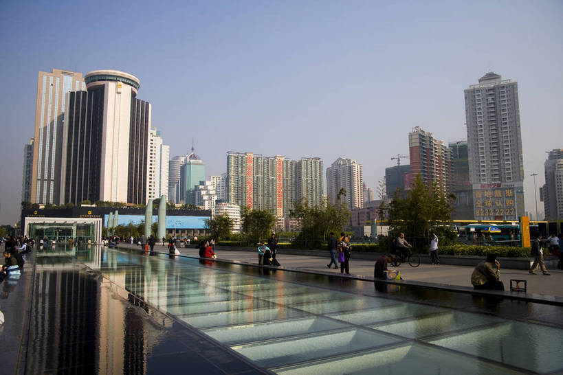 人群,横图,彩色,室外,旅游,度假,商务,美景,天际线,城市风光,城市,大厦,道路,建筑,路,公路,汽车,玻璃,深圳,中国,亚洲,景观,交通,娱乐,现代,现代建筑,旅客,特色,车,白云,蓝天,绿地,天,享受,休闲,景色,便捷,放松,金融,运输,摄影,生活方式,经济,轮廓,居住,美好,文明,参观,玻璃幕墙,贸易,东亚,发展,广东省,中华人民共和国,快捷,深圳市,繁荣,进步,发达,交流,马路,彩图,观光,旅行,商业,高楼,居住区,bj174