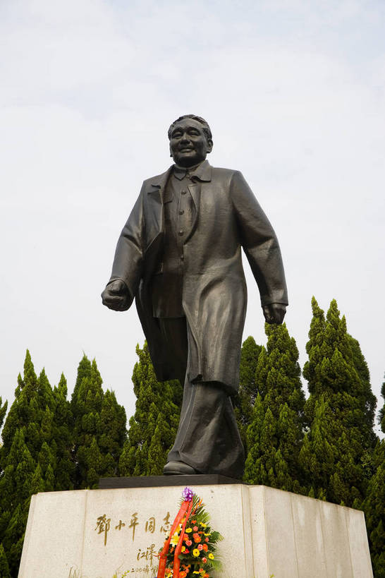 竖图,彩色,室外,旅游,度假,美景,城市风光,城市,大厦,建筑,雕塑,深圳,中国,亚洲,艺术,装饰,邓小平,雕刻,雕像,景观,开放,娱乐,现代,现代建筑,特色,白云,蓝天,绿地,绿化带,工艺品,天,享受,休闲,景色,放松,竖,摄影,生活方式,经济,纪念,居住,美术,矗立,象征,美好,文明,主题,耸立,领袖,参观,陈列,东亚,发展,广东省,中华人民共和国,功能,美学,挺立,深圳市,繁荣,改革,进步,发达,伟人,彩图,观光,旅行,高楼,居住区,bj174