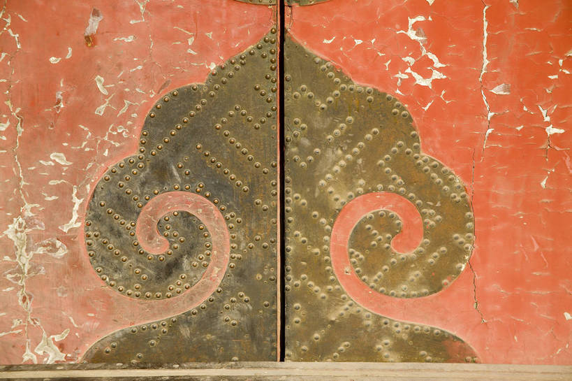 横图,彩色,室外,白天,旅游,度假,名胜古迹,门,标志建筑,地标,建筑,北京,中国,亚洲,局部,风俗,遗迹,艺术,平静,瓦片,文化遗产,瓦,古迹,历史,文物,娱乐,建设,传统,古建筑,民居,红色,门框,享受,休闲,旅游胜地,放松,精神,摄影,建造,古代建筑,部分,象征,美好,感受,参观,青砖,古文明,东亚,屋瓦,中华人民共和国,古代文明,制度,特征,彩图,旅行,老城区,普通,bj174